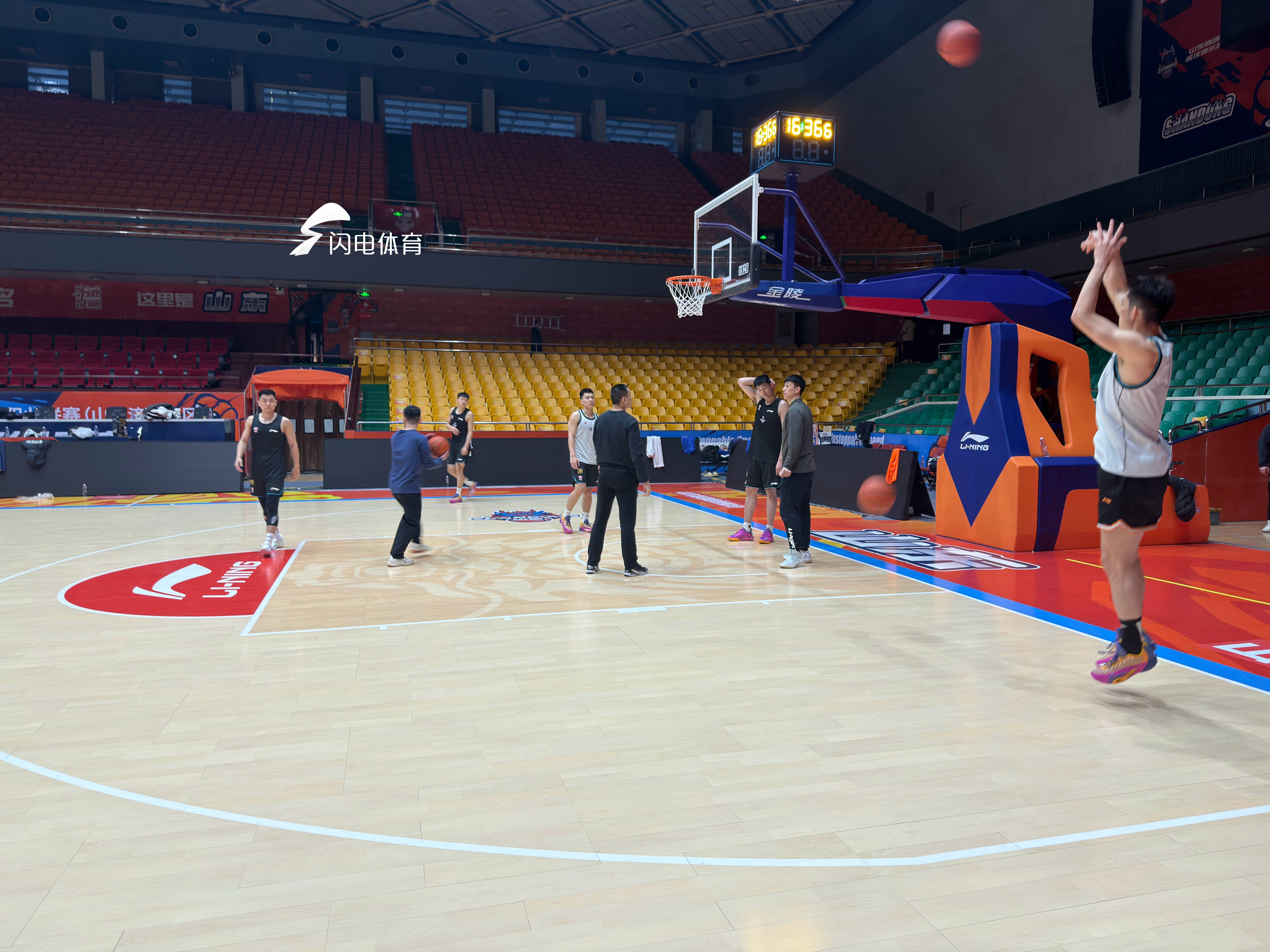 直播观看-山东高速男篮积极备战 第二阶段首战对阵江苏